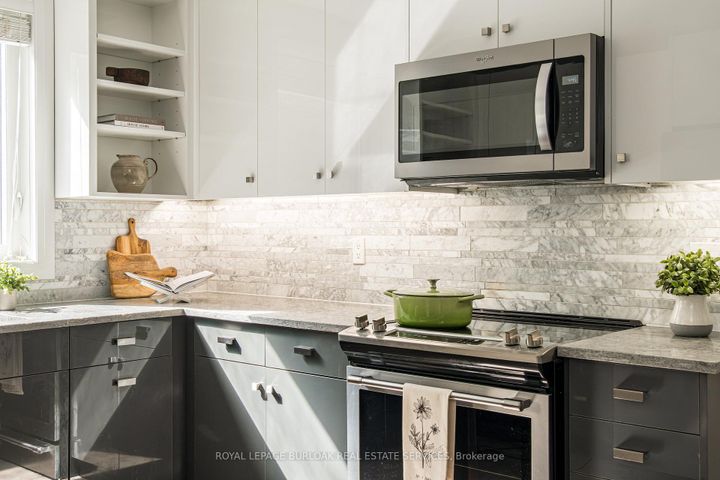 Photo 11 at 3 Oakwood Place, Westdale, Hamilton