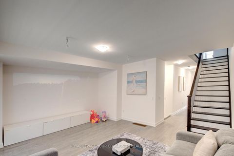 Photo 10 at 16 Glenngarry Crescent, Rural Vaughan, Vaughan