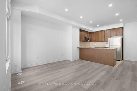 Photo 3 at 61 - 35 Applewood Lane, Etobicoke West Mall, Toronto