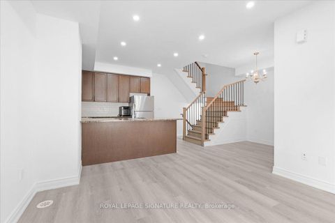 Photo 6 at 61 - 35 Applewood Lane, Etobicoke West Mall, Toronto