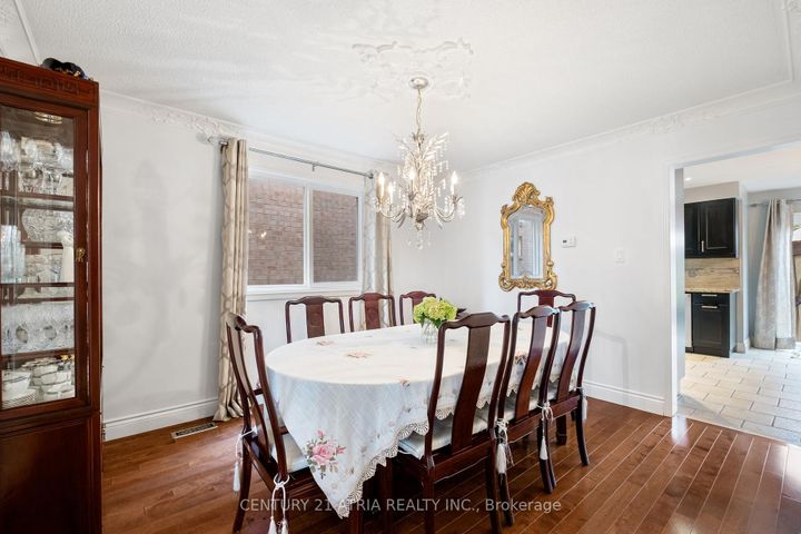 Photo 10 at 42 Fifefield Drive, Maple, Vaughan