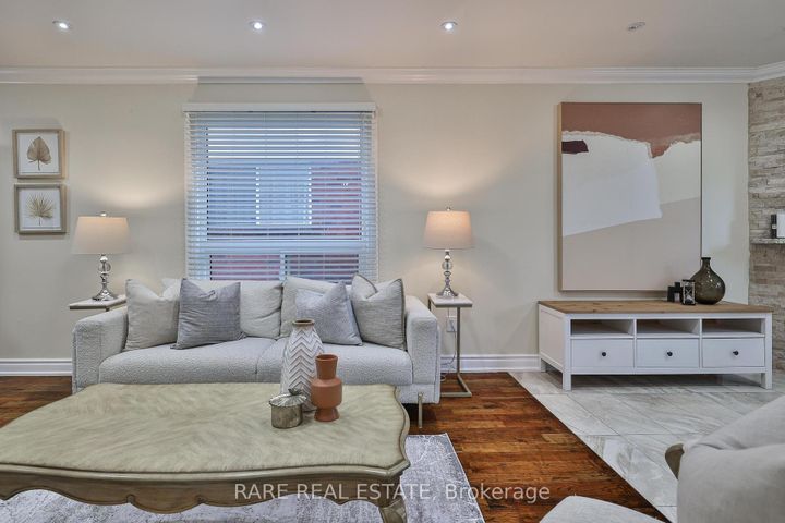Photo 7 at 3576 Cherrington Crescent, Erin Mills, Mississauga