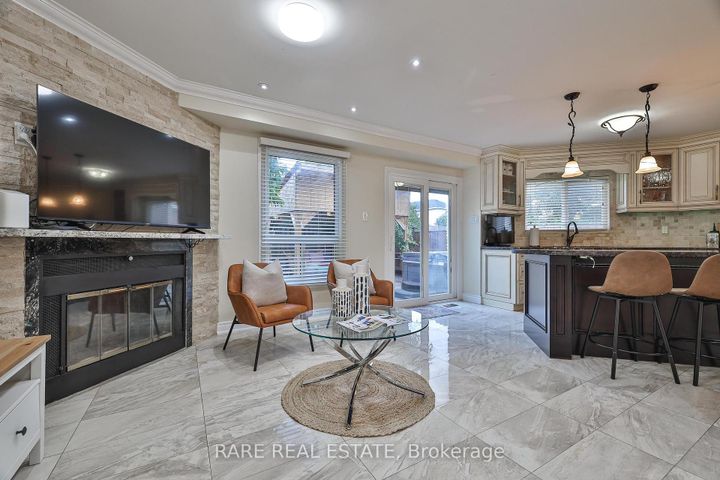 Photo 10 at 3576 Cherrington Crescent, Erin Mills, Mississauga