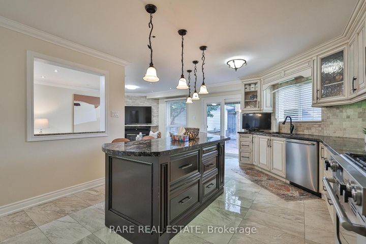 Photo 17 at 3576 Cherrington Crescent, Erin Mills, Mississauga
