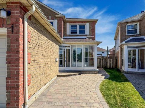 Photo 2 at 25 Bemerton Court, Milliken, Toronto