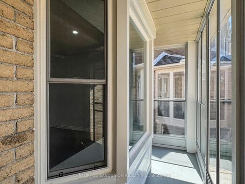 Photo 3 at 25 Bemerton Court, Milliken, Toronto