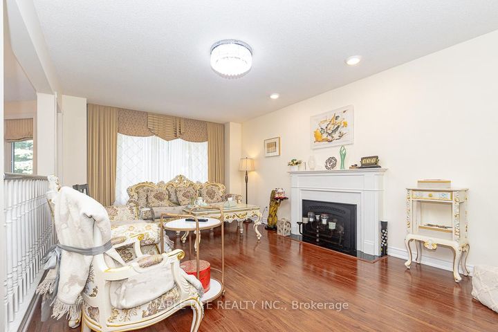 Photo 3 at 1 Elderwood Drive, Bayview Hill, Richmond Hill