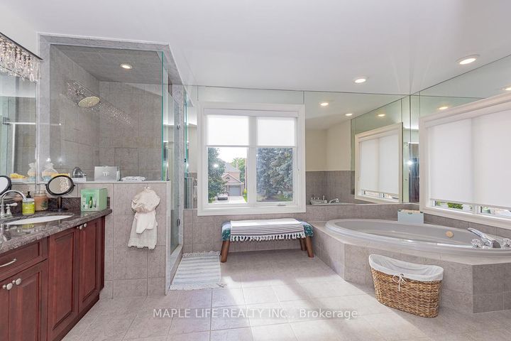 Photo 13 at 1 Elderwood Drive, Bayview Hill, Richmond Hill