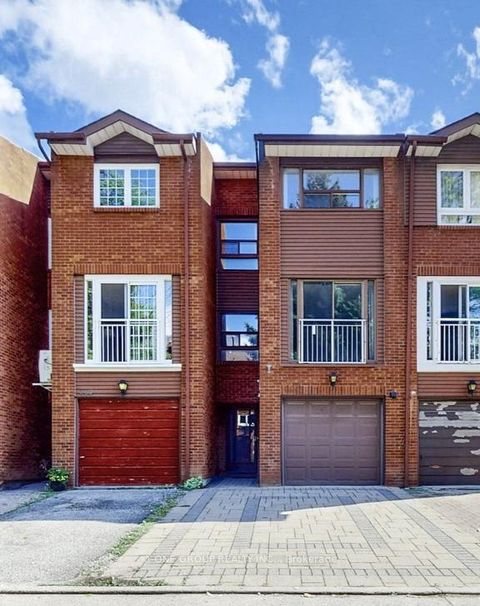 Photo 1 at 632 Adelaide Street W, Niagara, Toronto