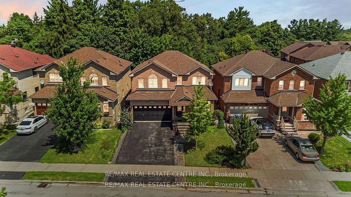 Photo 1 at 19 Hollowgrove Boulevard, Vales of Castlemore, Brampton