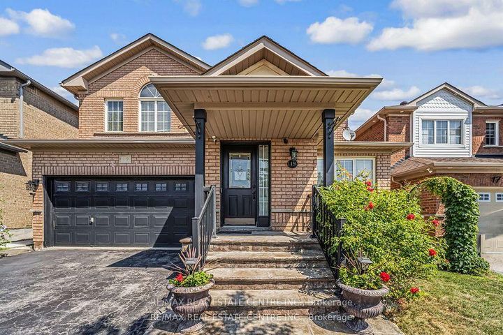 Photo 3 at 19 Hollowgrove Boulevard, Vales of Castlemore, Brampton