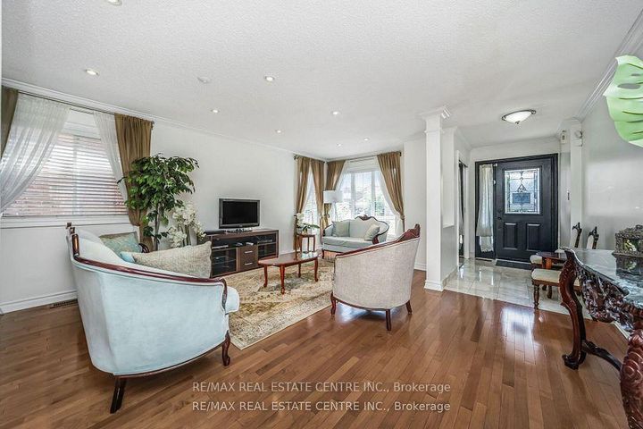 Photo 5 at 19 Hollowgrove Boulevard, Vales of Castlemore, Brampton