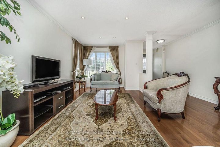 Photo 6 at 19 Hollowgrove Boulevard, Vales of Castlemore, Brampton
