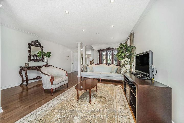 Photo 7 at 19 Hollowgrove Boulevard, Vales of Castlemore, Brampton