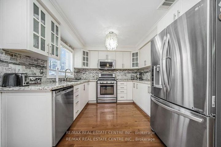 Photo 9 at 19 Hollowgrove Boulevard, Vales of Castlemore, Brampton