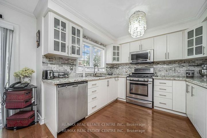 Photo 10 at 19 Hollowgrove Boulevard, Vales of Castlemore, Brampton