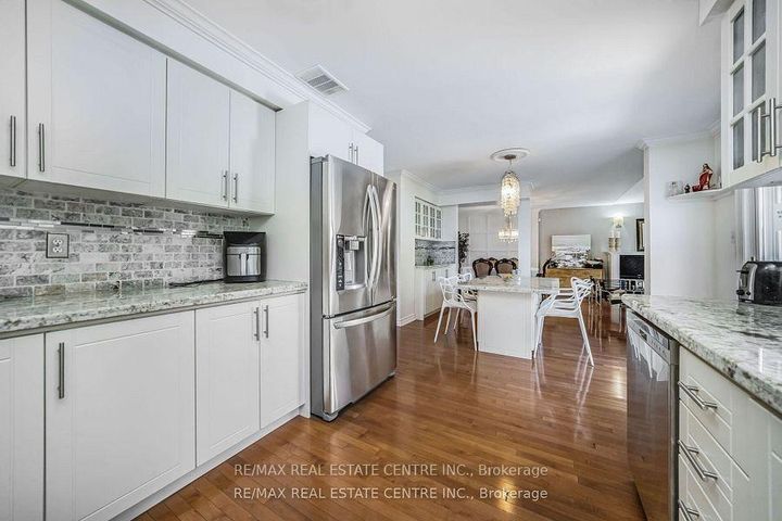 Photo 11 at 19 Hollowgrove Boulevard, Vales of Castlemore, Brampton