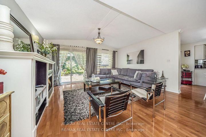 Photo 15 at 19 Hollowgrove Boulevard, Vales of Castlemore, Brampton
