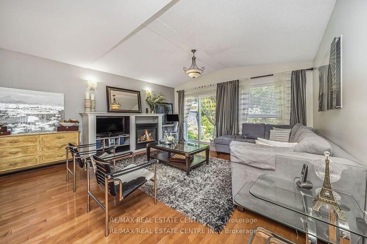 Photo 16 at 19 Hollowgrove Boulevard, Vales of Castlemore, Brampton