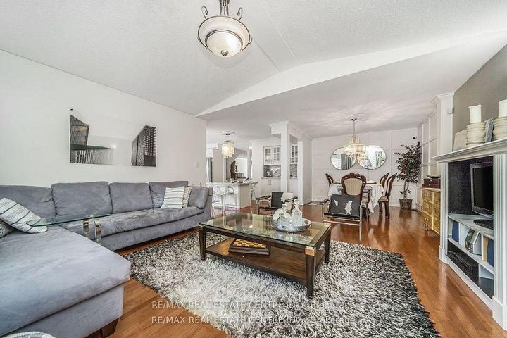 Photo 17 at 19 Hollowgrove Boulevard, Vales of Castlemore, Brampton
