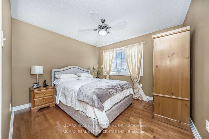 Photo 18 at 19 Hollowgrove Boulevard, Vales of Castlemore, Brampton