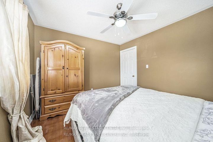 Photo 19 at 19 Hollowgrove Boulevard, Vales of Castlemore, Brampton