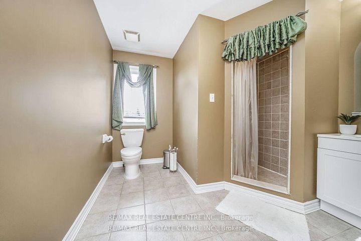 Photo 20 at 19 Hollowgrove Boulevard, Vales of Castlemore, Brampton