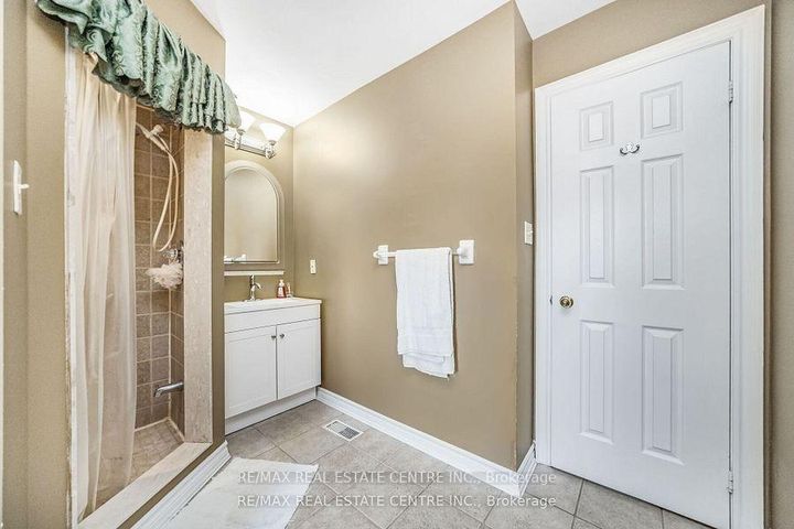 Photo 21 at 19 Hollowgrove Boulevard, Vales of Castlemore, Brampton