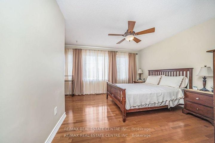 Photo 22 at 19 Hollowgrove Boulevard, Vales of Castlemore, Brampton