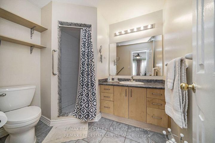 Photo 25 at 19 Hollowgrove Boulevard, Vales of Castlemore, Brampton