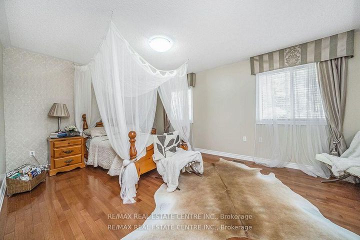 Photo 26 at 19 Hollowgrove Boulevard, Vales of Castlemore, Brampton