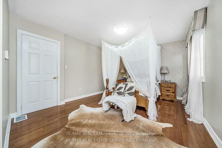 Photo 27 at 19 Hollowgrove Boulevard, Vales of Castlemore, Brampton