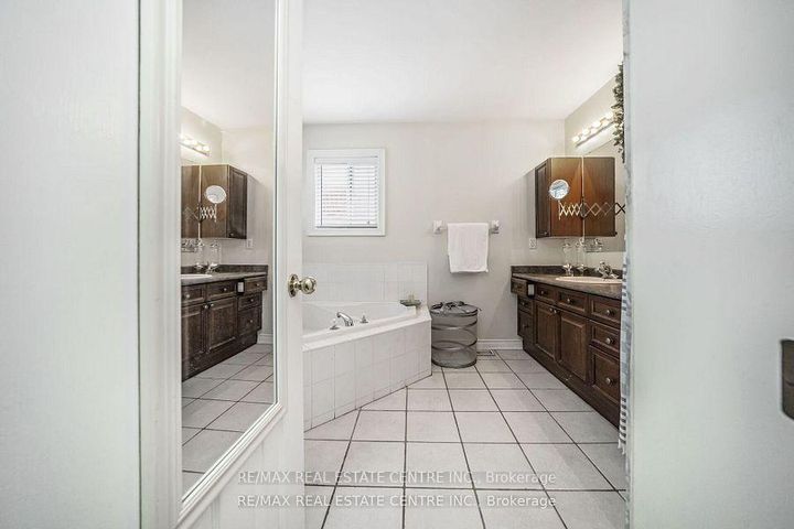 Photo 29 at 19 Hollowgrove Boulevard, Vales of Castlemore, Brampton