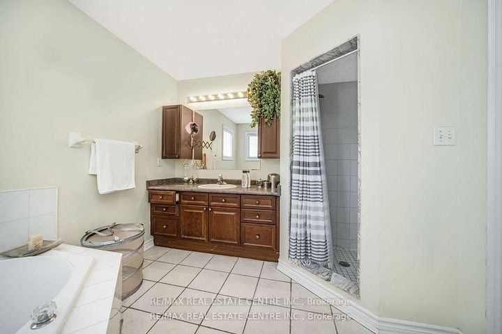 Photo 30 at 19 Hollowgrove Boulevard, Vales of Castlemore, Brampton