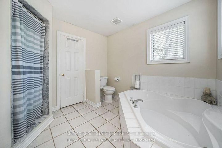 Photo 31 at 19 Hollowgrove Boulevard, Vales of Castlemore, Brampton