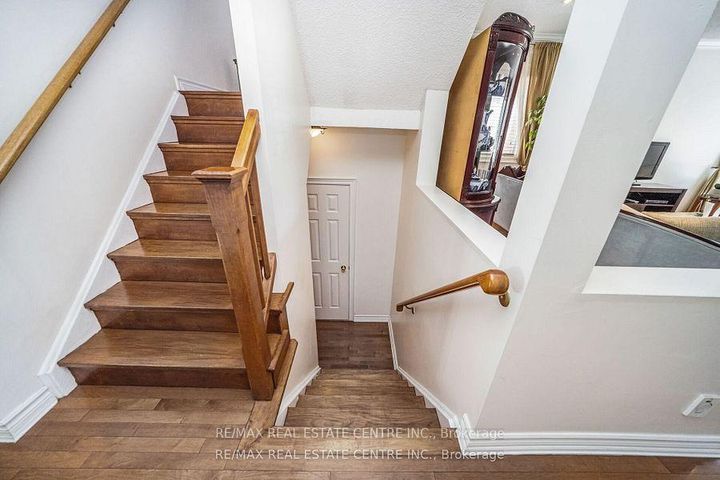 Photo 32 at 19 Hollowgrove Boulevard, Vales of Castlemore, Brampton