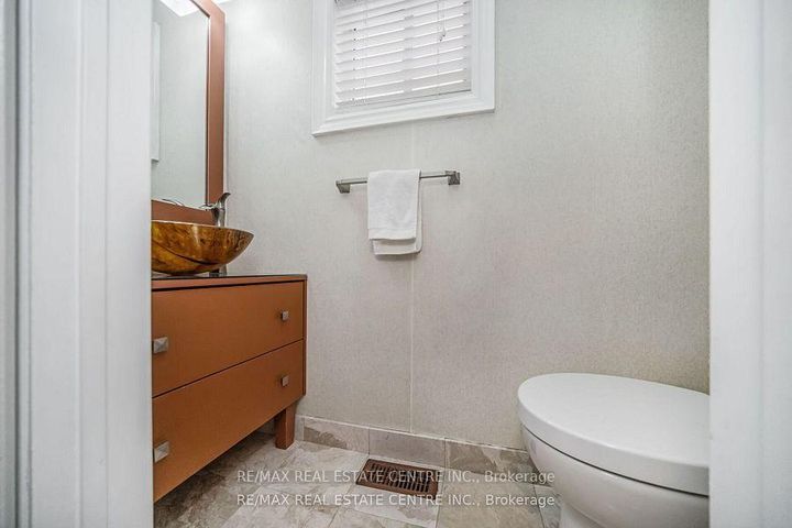 Photo 33 at 19 Hollowgrove Boulevard, Vales of Castlemore, Brampton