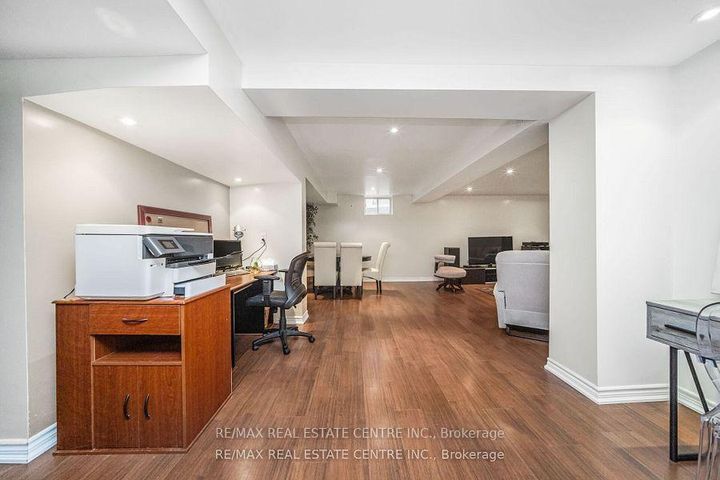 Photo 34 at 19 Hollowgrove Boulevard, Vales of Castlemore, Brampton