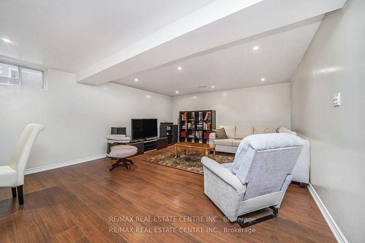 Photo 35 at 19 Hollowgrove Boulevard, Vales of Castlemore, Brampton