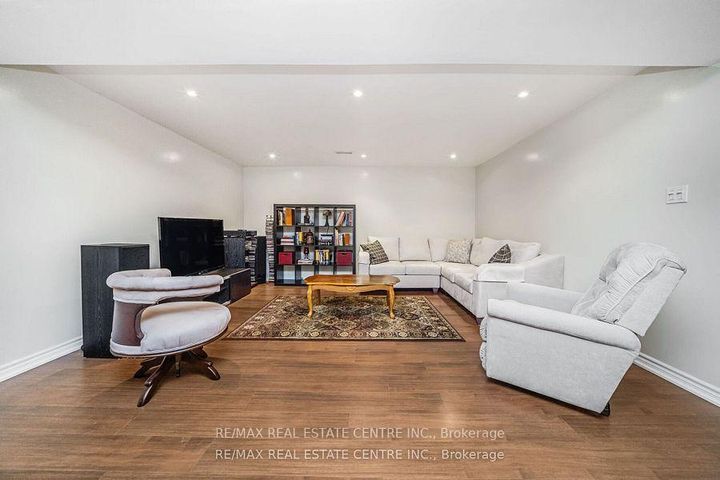 Photo 36 at 19 Hollowgrove Boulevard, Vales of Castlemore, Brampton