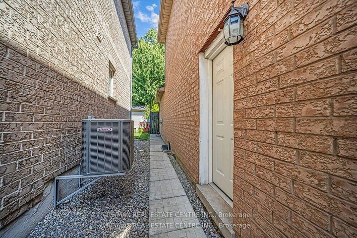 Photo 40 at 19 Hollowgrove Boulevard, Vales of Castlemore, Brampton