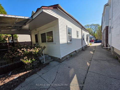 Photo 3 at 160 King Edward Avenue, Lumsden, Toronto
