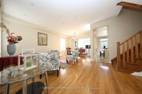 Photo 2 at 142 Estate Garden Avenue, Oak Ridges, Richmond Hill