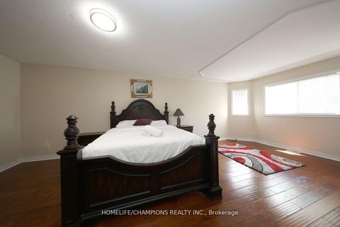 Photo 3 at 142 Estate Garden Avenue, Oak Ridges, Richmond Hill