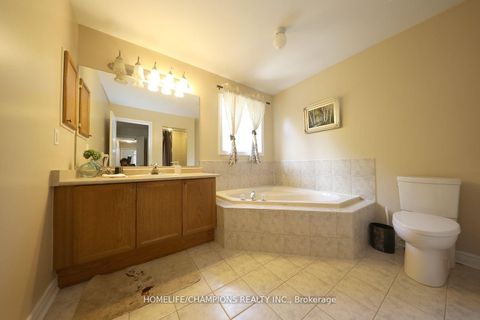 Photo 4 at 142 Estate Garden Avenue, Oak Ridges, Richmond Hill
