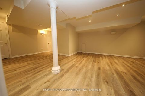 Photo 10 at 142 Estate Garden Avenue, Oak Ridges, Richmond Hill