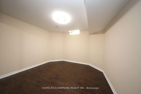 Photo 11 at 142 Estate Garden Avenue, Oak Ridges, Richmond Hill