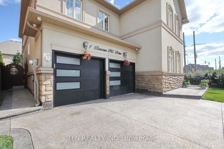 Photo 2 at 1 Beacon Hill Drive, Credit Valley, Brampton