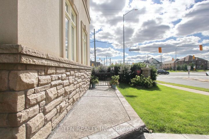 Photo 3 at 1 Beacon Hill Drive, Credit Valley, Brampton