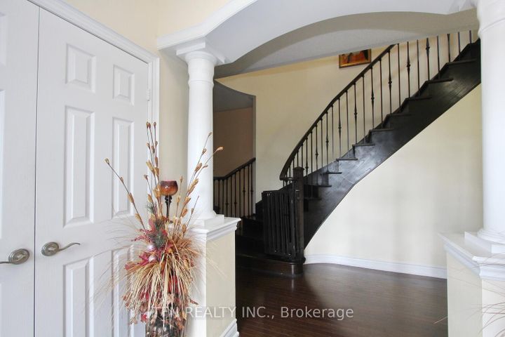 Photo 7 at 1 Beacon Hill Drive, Credit Valley, Brampton